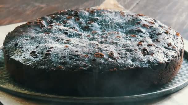 Nagyon nagy csokis brownie torta por a tetején a fehér cukor icing — Stock videók