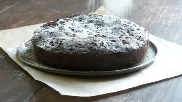 Très gros gâteau au chocolat en poudre sur le dessus avec du sucre glace blanc — Video