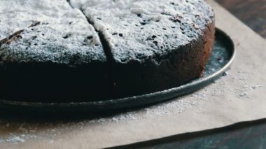 Pişirme için özel maşa ile krema şeker pudra taze pişmiş çikolatalı browni kek al