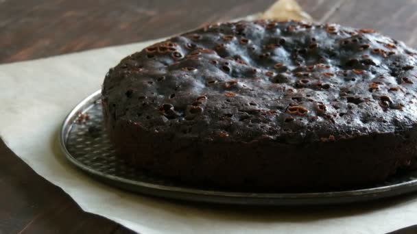 Pó de bolo de brownie de chocolate muito grande em cima com açúcar de confeiteiro branco — Vídeo de Stock