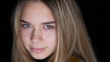 Uzun beyaz saçlı ve yeşil gözleri ile sevimli genç kız portresi stüdyoda kamera için pozlar. Teenage cilt ve akne sorunları