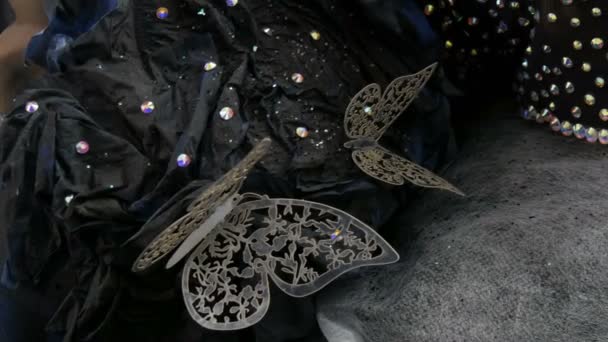 High fashion. Designer prepares image of a model alien girl in a black sparkling rhinestones, sparkles, metal butterflies at studio — Stock Video