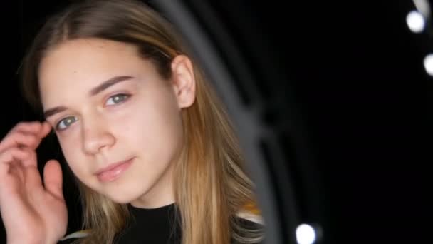Portrait de jeune fille mignonne avec de longs cheveux blancs et les yeux verts pose pour la caméra en studio. Problèmes de peau et d'acné chez les adolescents — Video