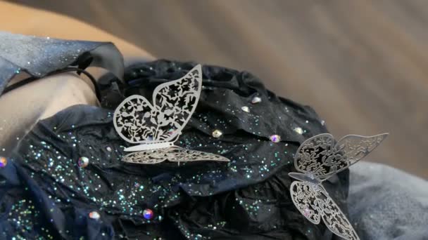 하이 패션. 디자이너는 스튜디오에서 반짝이는 모조 다이아몬드, 반짝임, 금속 나비에서 블랙 마스크 모델 외계인 소녀의 이미지를 준비 — 비디오