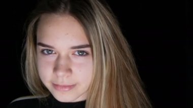 Uzun beyaz saçlı ve yeşil gözleri ile sevimli genç kız portresi stüdyoda kamera için pozlar. Teenage cilt ve akne sorunları