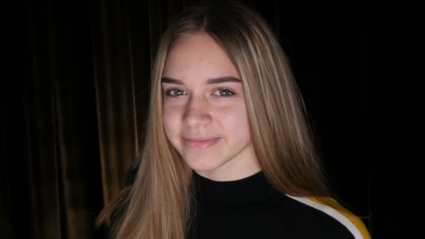 Portret van schattige tiener meisje met lange witte haren en groene ogen poseert voor de camera in de Studio. Tiener huid en acne problemen — Stockvideo