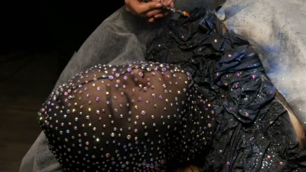 하이 패션. 모델 스튜디오에서 검은 배경에 반짝이는 모조 다이아몬드, 반짝임, 금속 나비에서 검은 마스크에 외계인 소녀의 이미지 모델. — 비디오