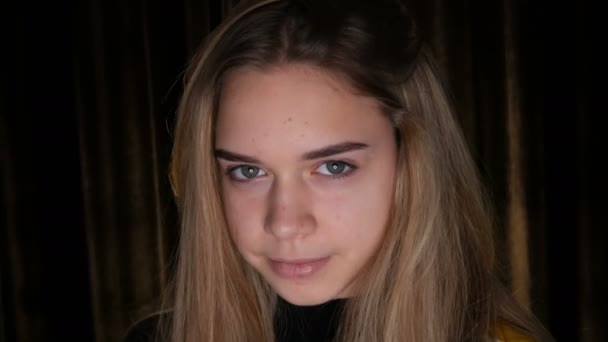 Portret van schattige tiener meisje met lange witte haren en groene ogen poseert voor de camera in de Studio. Tiener huid en acne problemen — Stockvideo