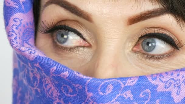 Портрет арабской взрослой женщины средних лет с необыкновенно красивыми большими голубыми глазами с длинными ресницами в традиционном ислам никабе или парандже. Закрыть красивую женщину — стоковое видео