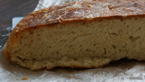 Домашний свежеиспеченный хлеб на столе — стоковое видео