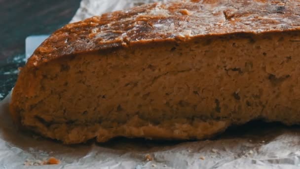 Pane fatto in casa appena sfornato su un tavolo — Video Stock