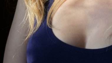 Güzel göğüsler Genç seksi kız sarışın uzun saçlı döktü. Bayan yaka