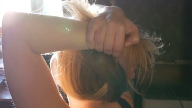 El dirsekleri güzel sarışın saçlı penceredeki güneş ışınları arka planda seksi sarışın