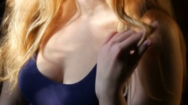 Boyun ve göğüs uzun saçlı güzel seksi sarışın kızın flört ediyor. Kim saç çıkarıcı parmağında bukleler