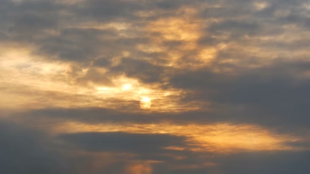 Hermoso atardecer rodeado de nubes — Vídeos de Stock