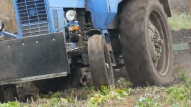 Mavi traktör çiftçilik çelik toprak geç sonbaharda zemin