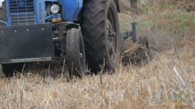 Mavi traktör, alanda geç sonbaharda çelik zemin küreler