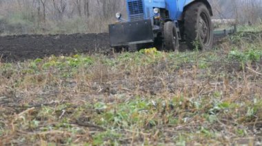 Mavi traktör çiftçilik çelik toprak geç sonbaharda zemin