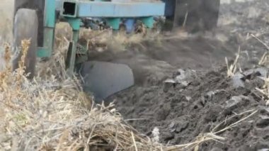 Çelik traktör geç sonbaharda pulluk arazi oluklar