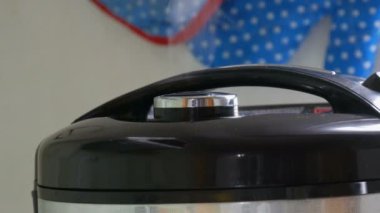 Buhar siyah multicooker kapağı dışarı geliyor