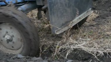 Mavi traktör, alanda geç sonbaharda çelik zemin küreler