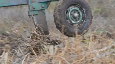 Çelik traktör geç sonbaharda pulluk arazi oluklar