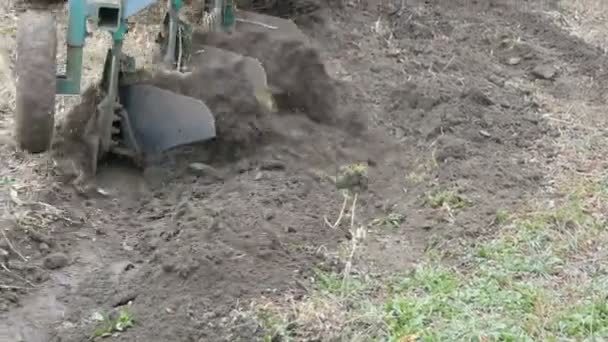 Aço trator sulcos arado terra no final do outono close-up vista — Vídeo de Stock