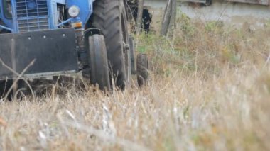 Mavi traktör, alanda geç sonbaharda çelik zemin küreler