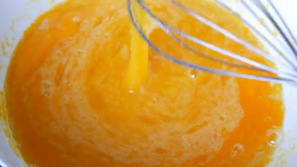 キッチンハンドメタル泡立て卵黄、卵白と砂糖をボウルに表示 — ストック動画