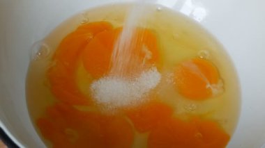 Kırık sarısı ve kase yumurta akı, şeker gelecek pasta Hamur için onlara döküldü