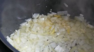 Ayçiçeği yağında kızarmış dilimlenmiş soğan yakın