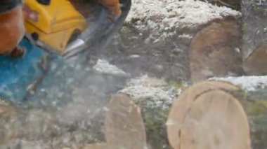 Tahtayı elektrikli testereyle kesmek