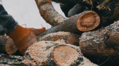 Kış aylarında testere testereler kullanarak lumberman