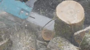 Tahtayı elektrikli testereyle kesmek