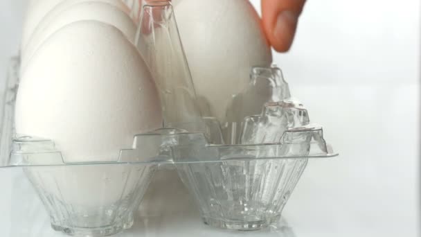 白い背景に透明なプラスチック製のトレイに大きな白い鶏の卵 — ストック動画