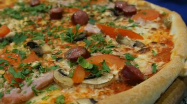 Bavyera sosis, mantar, domuz pastırması, domates, yeşillik ile lezzetli taze pizza. Görünümü Kapat