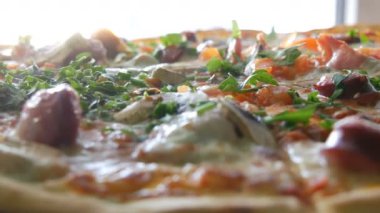 Buhar, yakın bir görünüm olan büyük bir taze pişmiş pizza. Domates, yeşillikler, Bavyera sosis, mantar, pastırma ile lezzetli pizza.