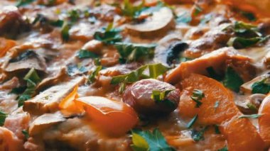 Buhar, yakın bir görünüm olan büyük bir taze pişmiş pizza. Domates, yeşillikler, Bavyera sosis, mantar, pastırma ile lezzetli pizza.