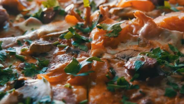Buhar, yakın bir görünüm olan büyük bir taze pişmiş pizza. Domates, yeşillikler, Bavyera sosis, mantar, pastırma ile lezzetli pizza. — Stok video