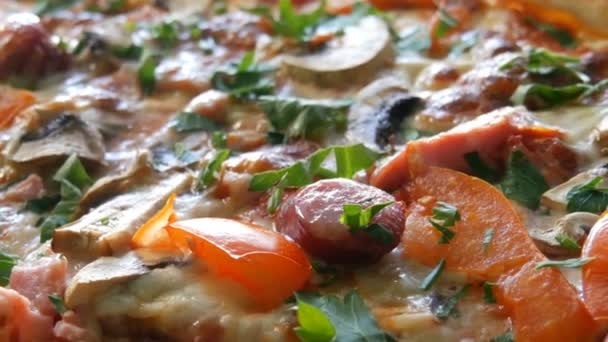 Una gran pizza recién horneada con la que hay vapor, una vista cercana. Deliciosa pizza con tomate, verduras, salchichas bávaras, champiñones, tocino . — Vídeos de Stock