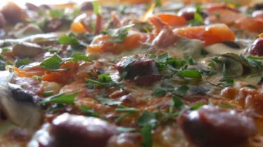 Buhar, yakın bir görünüm olan büyük bir taze pişmiş pizza. Domates, yeşillikler, Bavyera sosis, mantar, pastırma ile lezzetli pizza.