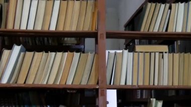 Kütüphanedeki raflarda birçok eski kitap