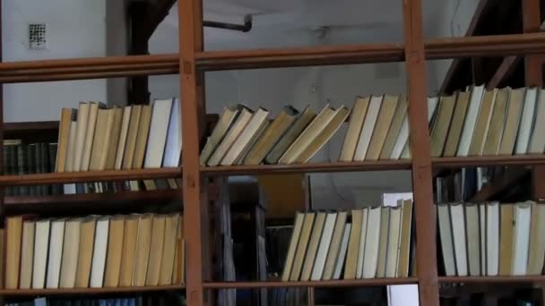 Molti vecchi libri sugli scaffali in biblioteca — Video Stock