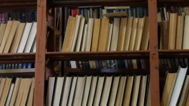 Kütüphanedeki raflarda birçok eski kitap