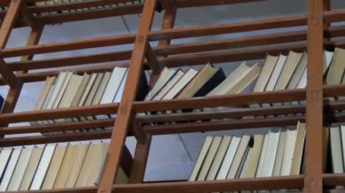 Kütüphanedeki raflarda birçok eski kitap