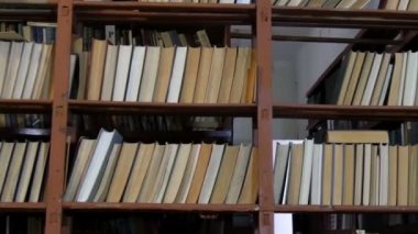 Kütüphanedeki raflarda birçok eski kitap