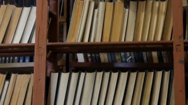 Kütüphanedeki raflarda birçok eski kitap