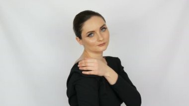Güzel genç zarif kız seksi stüdyosunda beyaz bir arka planda bir adam baştan çıkarmaya çalışıyor omuz bares