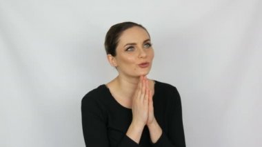 Kameraya bakar ve stüdyodan beyaz bir arka planda duygular jestleri ile destekleyen komik bir neşeli kadının portresi. Futbol oyunu izlerken mutlu kadın, takım destekleyen, gol kutluyor