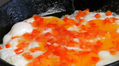 Tatlı biber kırmızı biber ile tavada kızarmış yumurta kızarmış. Sabah kahvaltı